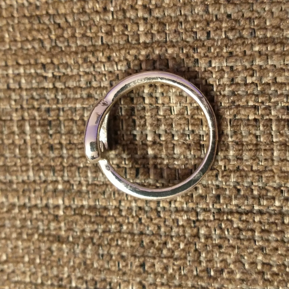 Pretty silver heart ring - Picture 2 of 6